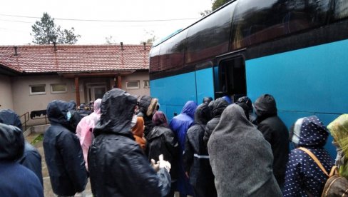 VIŠE OD 400 MIGRANATA PREBAČENO NA JUG SRBIJE: Sprovedena nova akcija dislokacije (FOTO)