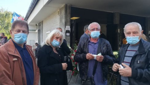 POSLEDNJI ISPRAĆAJ BORE DRLJAČE: Era oplakuje prijatelja, brojne kolege na sahrani pevača (FOTO/VIDEO)