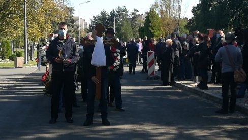 TUGA ZA BOROM! Muk u povorci na Bežaniji, grobljem odzvanja SVEŠTENIČKI TROPAR (VIDEO/FOTO)