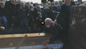 Era Ojdanić ZAKUKAO, PA PAO NA SANDUK! Hitno mu doneli vode, POTRESAN PRIZOR (VIDEO)