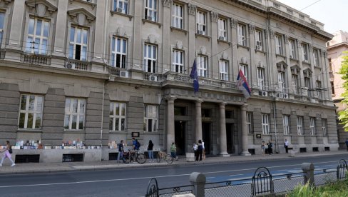 PLENUM SA 7 LJUDI? NEMA GA VIŠE! U ZGRADI JE HAOS, 4 DANA TREBA DA SE ČISTI Dekanka Filološkog fakulteta lično izbacuje zgubidane iz zgrade