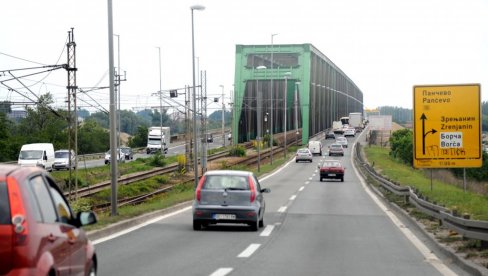 SPREČENO SAMOUBISTVO NA PANČEVCU: Parkirao auto nasred mosta, patrola osujetila nameru mladića