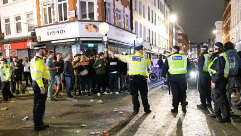 POSLEDNJA NOĆ SLOBODE U LONDONU: Policajci izašli na ulice - pabovi i restorani mogu da rade samo do 22 časa