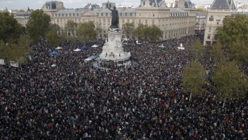 FRANCUZI NA NOGAMA ZBOG ISLAMISTE: Hiljade ljudi na ulicama, masovni protesti nakon jezivog ubistva profesora (FOTO/VIDEO)