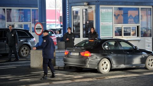 NEZABELEŽEN SLUČAJ NA GRADINI, CARINICI U ŠOKU: Otvorili haubu i zaprepastili se - prekrila lice, bila umotana u krpe (FOTO)