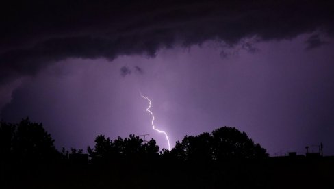 UPOZORENJE ZBOG VREMENSKIH NEPOGODA: Upaljeni meteoalarmi - očekuju se pljuskovi, grad i olujni vetar
