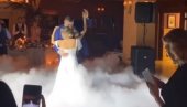 ZALJUBLJENI DO UŠIJU: Prvi ples bračnog para Jokić uz dobro poznati hit Đorđa Balaševića (VIDEO) ZALJUBLJENI DO UŠIJU: Prvi ples bračnog para Jokić uz dobro poznati hit Đorđa Balaševića (VIDEO)