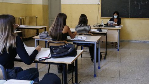 RANIO PROFESORKU NOŽEM I VIKAO - SVE ĆU VAS POBITI! Užas u Italiji, za tri meseca u napadima đaka povređeno 40 prosvetnih radnika