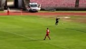 KOMIČNA SCENA U KRAGUJEVCU: Radnički primio gol koji je sve nasmejao (VIDEO)