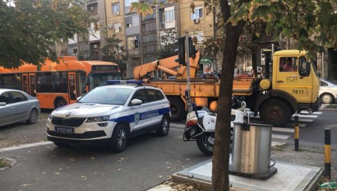 FOTOGRAFIJE SA LICA MESTA U udesu u Cvijićevoj oštećeno 11 automobila FOTOGRAFIJE SA LICA MESTA U udesu u Cvijićevoj oštećeno 11 automobila