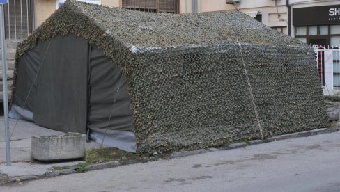 VOJSKA POSTAVLJA ŠATORE ISPRED BOLNICE: U Kraljevu priprema za porast broja zaraženih virusom korona (FOTO)