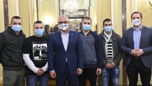 SPREMNI DA OBNOVE MINJIN STAN: Na apel heroja drame na Dorćolu javili se brojni humani ljudi da pomognu povređenoj devojčici i njenoj porodici SPREMNI DA OBNOVE MINJIN STAN: Na apel heroja drame na Dorćolu javili se brojni humani ljudi da pomognu povređenoj devojčici i njenoj porodici