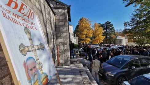 ĐEDO, NAŠ MITROPOLIT, NAŠA SNAGA: Prvi transparent iz litija donet na Cetinje -  mladost Crne Gore ne odustaje od mitropolitovog puta! (FOTO)
