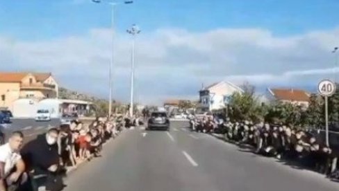 CRNA GORA NA KOLENIMA PRED AMFILOHIJEM: Neverovatan snimak oproštaja naroda od svog pastira (VIDEO)