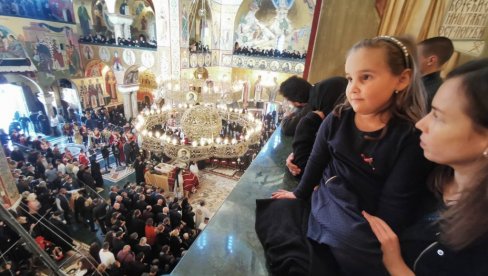 KUMČE ISPRAĆA MITROPOLITA AMFILOHIJA: Mala Julita (6) došla da isprati svoga Đeda (FOTO)