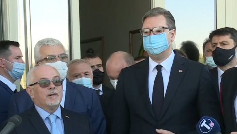 PREDSEDNIK VUČIĆ OBIŠAO SRPSKU KUĆU: Ulagaćemo još više, srećan sam zbog svega što ovde vidim (FOTO/VIDEO)