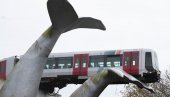 NEOBIČNI UDES U HOLANDIJI: Skulptura kitovog repa sprečila da voz završi u vodi