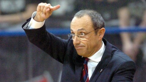 MESINA ZAVRNUO RUKAV I POKAZAO TETOVAŽU: Italijanski trener se u 63. godini odlučio za pomalo čudan natpis na koži (FOTO)