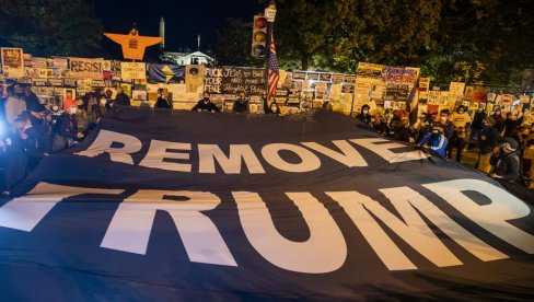 ŠTA SE DEŠAVA ISPRED BELE KUĆE? Transparenti, Trampova lutka, demonstranti i potencijalno bure baruta (FOTO/VIDEO)