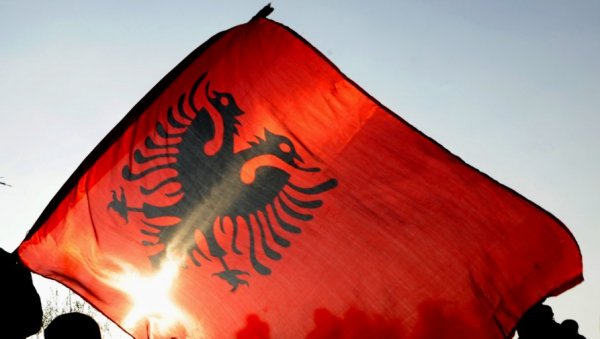 НОВА СРАМНА ПРОВОКАЦИЈА: Поставио албанске заставе усред српског села код Гњилана, људи узнемирени! (ФОТО)