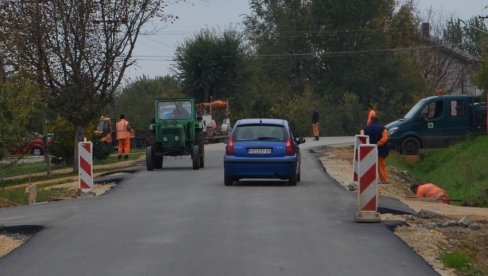 НОВО ЛИЦЕ ГЛАВНЕ УЛИЦЕ У ПАВЛИШУ: Реконструисано преко два километра асфалтног пута