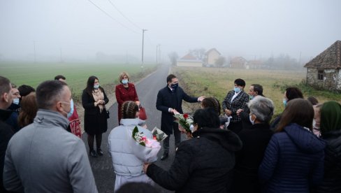 BRŽE DO DOMA KULTURE I NAJVAŽNIJIH SAOBRAĆAJNICA: Pušten novoasfaltirani put u zaseoku kod Ugljevika