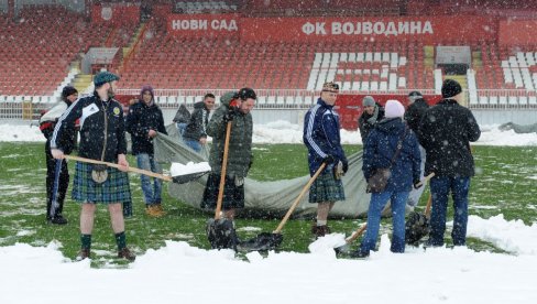 MNOGO VOLE REPREZENTACIJU: Škoti čistili sneg 2013. godine