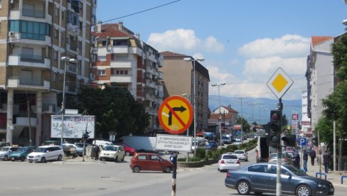 AMBASADA SRBIJE OSUDILA VANDALIZAM U KUMANOVU: Osoba ogrnuta albanskom zastavom nasilno uklonila tablu sa grbom Srbije