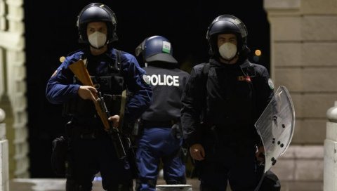 ГУМЕНИ МЕЦИ И СУЗАВАЦ: Швајцарска полиција растерала демонстранте