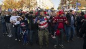 BAJDENOVI EKSTREMISTI NAPALI TRAMPOVE PRISTALICE: Izbio haos u Vašingtonu! (FOTO/VIDEO)