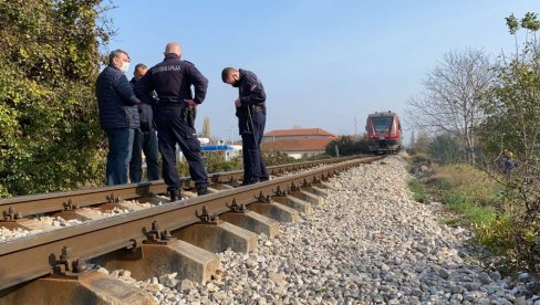 VOZ UDARIO DEVOJKU U NIŠU: Hitno prebačena u bolnicu (FOTO/VIDEO)