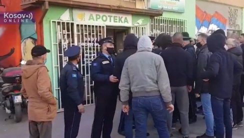 ХАОС ИСПРЕД АПОТЕКЕ У СЕВЕРНОЈ МИТРОВИЦИ: Полиција покушала да заплени лекове, окупио се велики број грађана (ВИДЕО)