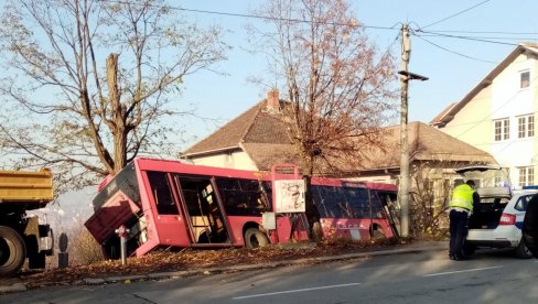 LASTIN AUTOBUS SLETEO SA PUTA: Skrenuo u suprotnu traku i udario u automobil! Ima povređenih