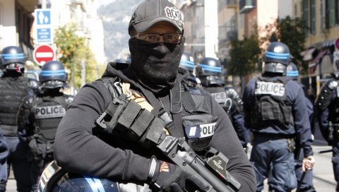 ХОРОР У ФРАНЦУСКОЈ: Мушкарцу пререзан врат у Монпељеу, полиција трага за нападачем (ФОТО)