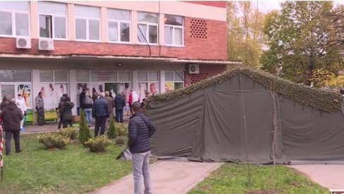 VIŠE OD 300 PREGLEDA DNEVNO U JAGODINSKOJ KOVID-AMBULANTI: Postavljen šator kao čekaonica