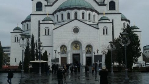 PRIZOR ISPRED HRAMA: Vernici dočekali zemne ostatke patrijarha Irineja dok su zvonila zvona (FOTO/VIDEO)