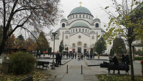 VERNICI SE OKUPLJAJU ISPRED HRAMA, ČUJE SE PLAČ: Pogledajte šta se trenutno dešava ispred Hrama Svetog Save (FOTO)