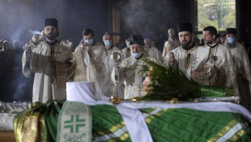 SIMBOLIKA PREDMETA NA PATRIJARHOVOM KOVČEGU: Zbog čega je prekriven plaštom zelene boje?  (FOTO)