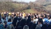 SAHRANA RAŠČINJENOG EPISKOPA: Veliki broj ljudi se oprašta od Artemija (VIDEO)