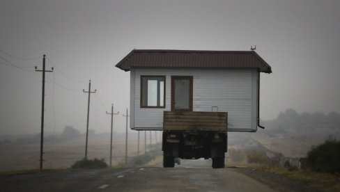 JERMENSKA PORODICA NAPUSTILA KARABAH, ALI NE I SVOJU KUĆU: Bolna i neobična fotografija iz izbegličke kolone