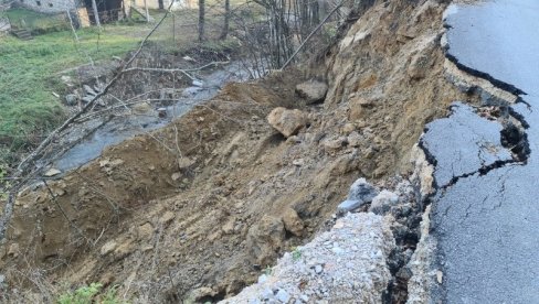 ODRON NA PUTU U DRAGAČEVU: Obustavljen saobraćaj na deonici  Viča – Donji Dubac – Marino brdo (FOTO)