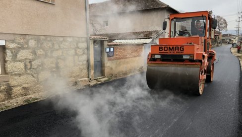 KRUPAC SVE BLIŽI GRADU: U toku je asfaltiranje poslednjih 800 metara puta kroz najveće pirotsko selo