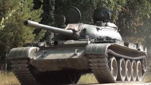 ВЕТЕРАН ХЛАДНОГ РАТА ДОБАР И У 21. ВЕКУ: Т-55 се поново масовно појављује на бојном пољу Украјине! (ВИДЕО)