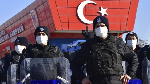 СПРЕЧЕН ТЕРОРИСТИЧКИ НАПАД У ИНСТАНБУЛУ: Приведен главни осумњичени СПРЕЧЕН ТЕРОРИСТИЧКИ НАПАД У ИНСТАНБУЛУ: Приведен главни осумњичени
