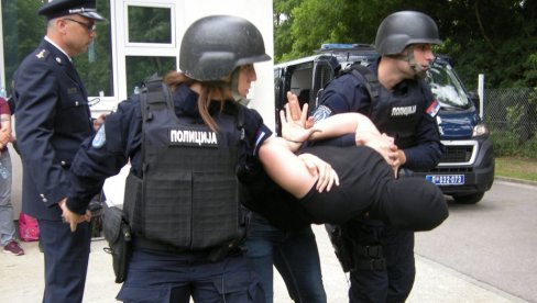 У КОЛИМА ПРЕВОЗИЛИ КОКАИН ВРЕДАН 350.000 ЕВРА: Полиција ухапсила мушкарца и жену у Крњачи