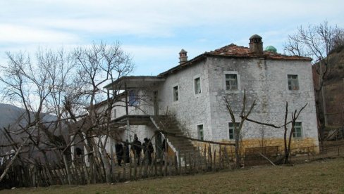 ПОКУШАВАЈУ ДА ОПЕРУ ЖУТУ КУЋУ: Албанија оспорава страховите злочине које је открио Дик Марти у свом извештају (ФОТО)