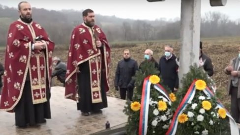 SRBI KLANI, MALJEM UDARANI, ŽIVI ZAKOPANI: Pomen za 22 žrtve ustaškog terora u radulovačkoj jami u Prnjavoru (FOTO)