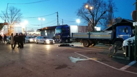 СЛИКЕ СА МЕСТА НЕСРЕЋЕ: Камион прегазио жену у Нишу - преминула на лицу места