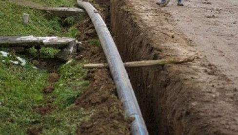 РАДОВИ У МАЛОЈ МОШТАНИЦИ: Санација лома цеви