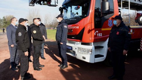 BOGATIJI ZA 10 NOVIH AUTOCISTERNI I PET LESTVI: Ministar Vulin - MUP će nastaviti da ulaže u Sektor za vanredne situacije (FOTO)